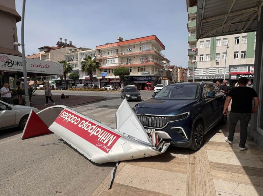 Manavgat’ta Korkutan Kaza: Kontrolden Çıkan Araç Yön Tabelasını Devirdi