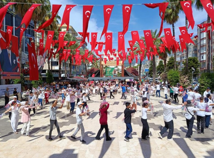 Kumluca’da Engel Tanımayan Sevgi: Özel Bireyler Meydanı Renklendirdi!