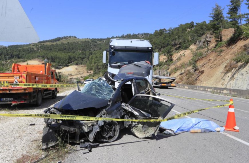 Mermer Yüklü Tırla Çarpışan Otomobilde Can Pazarı: 2 Ölü, 1 Yaralı