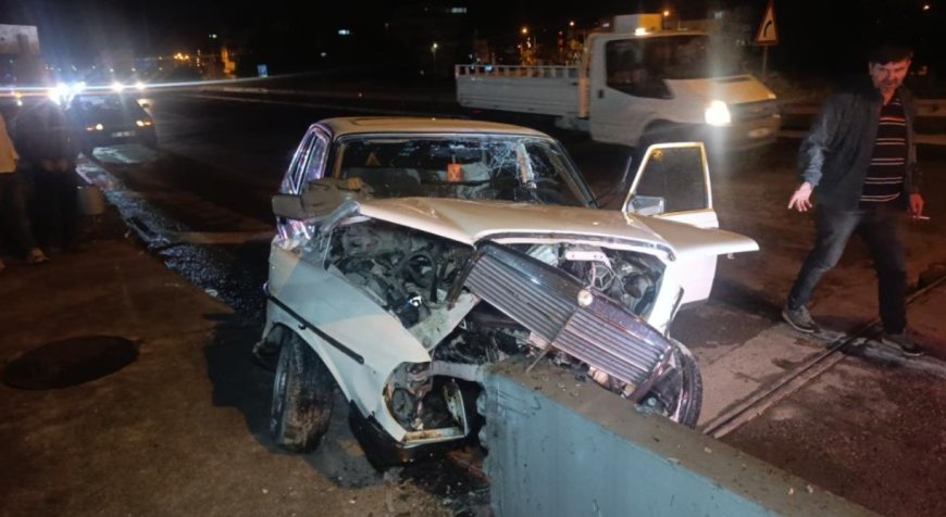 Antalya'nın Manavgat ilçesinde bariyerlere çarpıp kaza yapan sürücü olay yerinden firar etti.