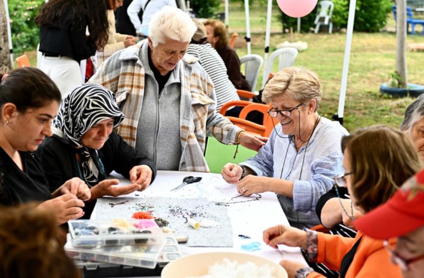 Antalya’da Muratpaşa Belediyesi’nin yaşlı evleri üyeleri, bahar şenliğinde bir araya geldi.