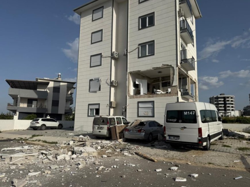 Antalya'nın Serik ilçesinde ev tüpünün patlaması sonucu bir kişi yaralandı.