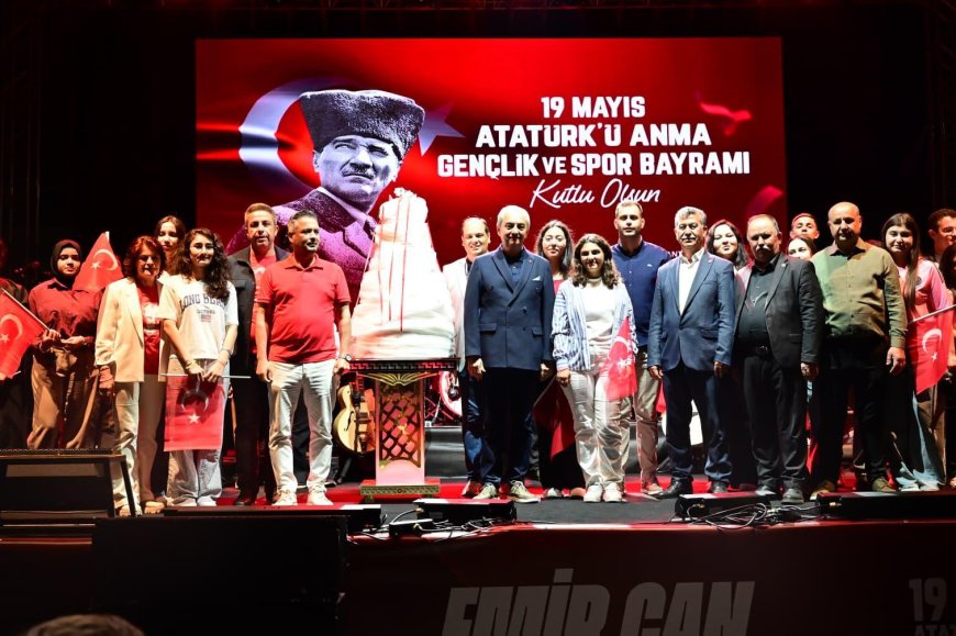 Kepez’in Gençleri Bayramı Sahada, Coşkuyu Konserde Yaşadı