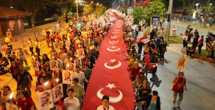 Antalya’da 19 Mayıs Coşkusu: 400 Metrelik Dev Bayrakla Fener Alayı