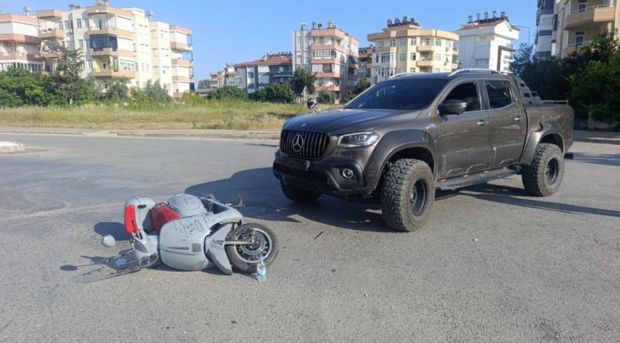 Manavgat’ta Kamyonet ile Motosiklet Çarpıştı: 1 Yaralı