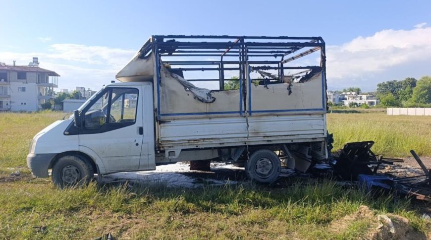 Manavgat’ta Kamyonet Yangını: Plastik Kasalar Alev Alev Yandı