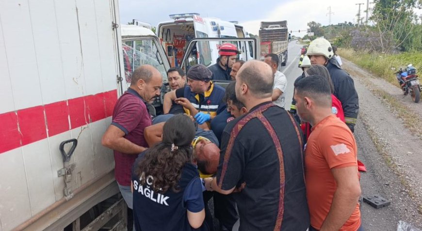 Manavgat’ta Şiddetli Çarpışma: Kırmızı Işıkta Bekleyen Tıra Kamyon Çarptı!