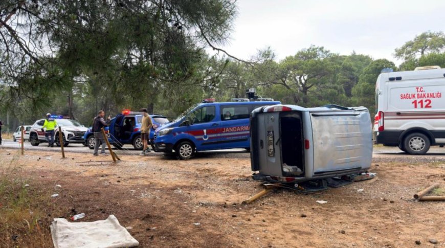 Manavgat'ta Şerit İhlali Kazası: Araç Ormanlık Alana Takla Attı, 3 Yaralı!
