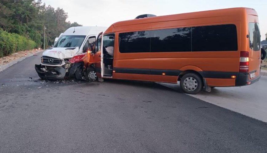 Serik’te Turistleri Taşıyan İki Minibüs Çarpıştı: Çok Sayıda Yaralı Var.
