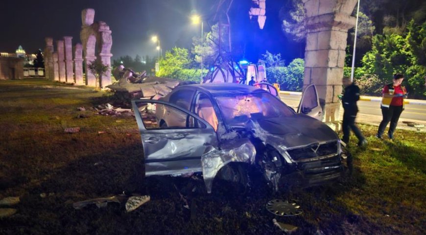 Belek’te Korkutan Kaza: Kontrolden Çıkan Araç Dekoratif Surlara Saplandı.