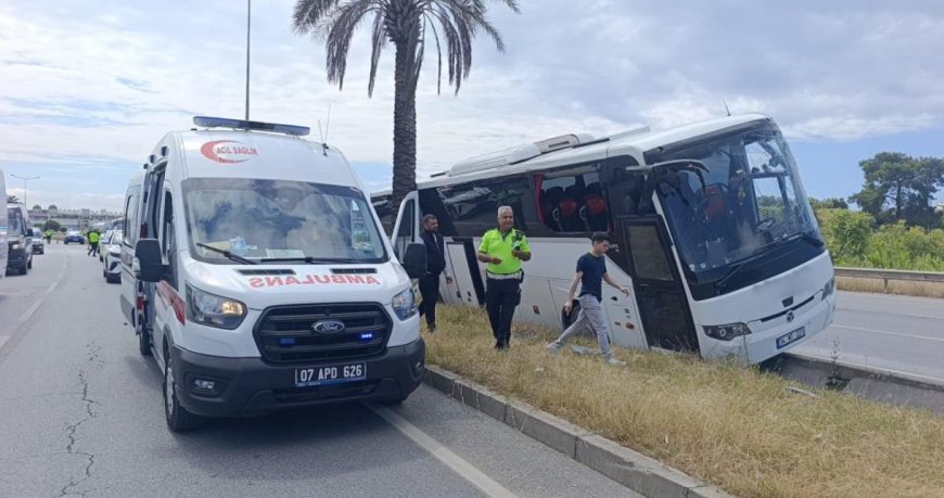 Alanya-Antalya Yolunda Kaza: Otobüs Palmiye Ağacına Çarparak Durabildi