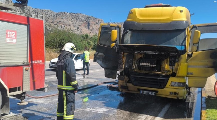 Antalya’da Kırmızı Işıkta Bekleyen Tır Alev Alev Yandı