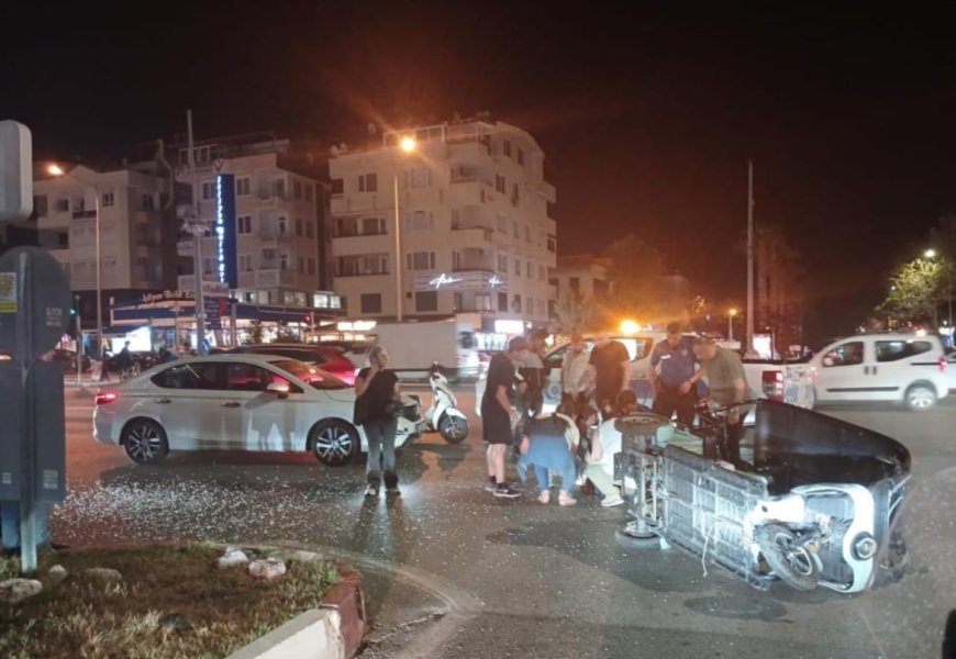 Konyaaltı'nda Otomobil ile 3 Tekerlekli Motosiklet Çarpıştı