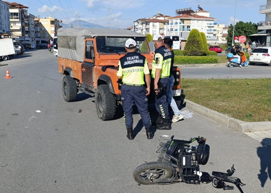 Manavgat'ta Tur Aracı ile Motosiklet Çarpıştı: 1 Yaralı