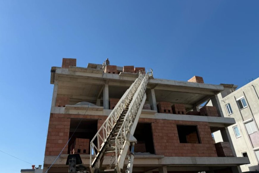 Serik'te İnşaat Ustası Üst Katta Mahsur Kaldı: İtfaiye Kurtardı