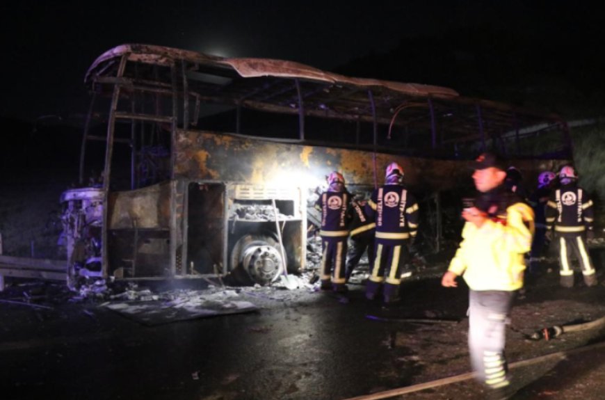 Denizli’de Feci Kaza: Bariyerlere Çarpan Yolcu Otobüsü Alev Aldı, 8 Kişi Hayatını Kaybetti