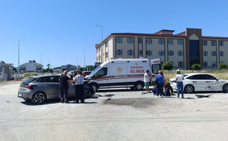 Antalya Manavgat'ta Kontrolsüz Kavşakta Kaza: 2 Yaralı