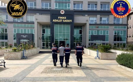 Finike'de JASAT'tan Kaçamadı! 9 Ayrı Suçtan Aranan Firari Yakalandı