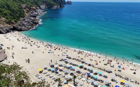 Alanya'da Yaz Erken Başladı! Kleopatra Plajı'nda Adım Atacak Yer Kalmadı