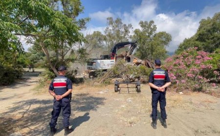 Kemer Tekirova'da Kaçak Yapılaşmaya Geçit Yok: Ruhsatsız Bungalovlar Yıkıldı