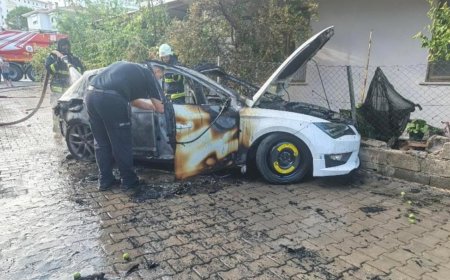 Serik'te Kabus Anları: Alev Topuna Dönen Otomobil Evin Duvarına Çarparak Durdu!