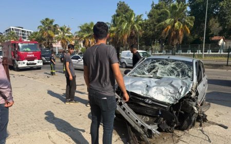 Serik'te Sollama Yapan Otomobil Refüje Çarptı: 1 Yaralı