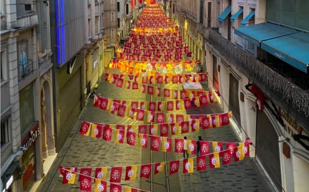 İstiklal Caddesi Sarı-Kırmızıya Büründü: Galatasaray Bayrakları Asıldı
