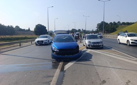 Manavgat’ta Otomobille Çarpışan Motosikletteki 2 Kişi Yaralandı