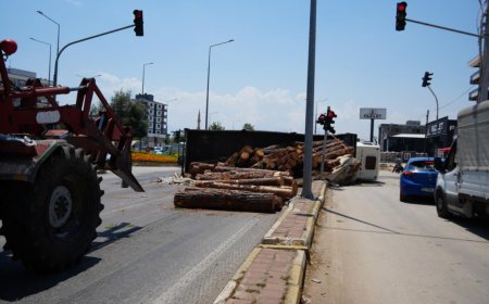 Antalya Kepez'de Kamyon Devrildi: Tomruklar Yola Saçıldı