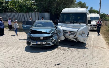 Manavgat'ta Okul Servisi ile Otomobil Çarpıştı: 9 Yaralı