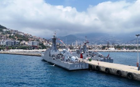 Alanya Limanı’nda Savaş Gemilerine Yoğun İlgi
