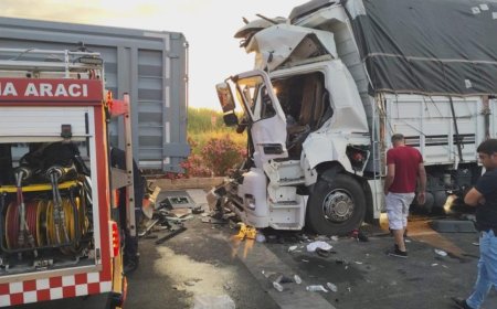 Manavgat’ta Feci Kaza: Kamyon Tıra Saplandı