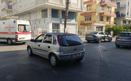 Antalya’da İki Otomobil Çarpıştı, 1 Kişi Yaralandı