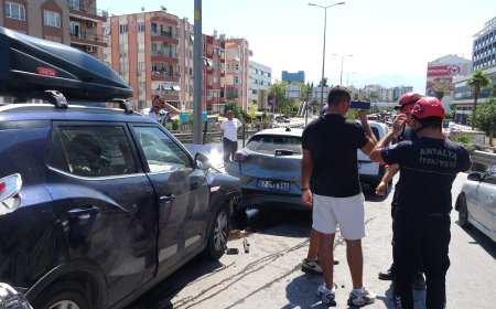 Antalya’da Üst Geçitte Zincirleme Kaza: 4 Araç Birbirine Girdi, 1 Yaralı