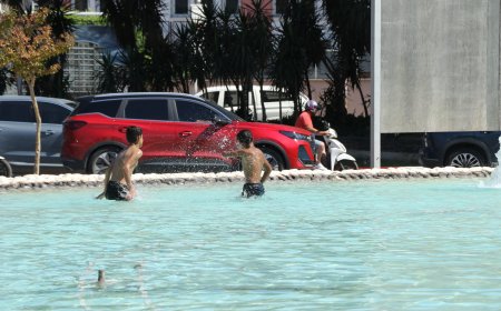 Antalya’da Kavurucu Sıcaktan Bunalan Çocuklar Süs Havuzunda Serinledi