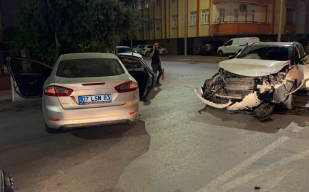 Manavgat’ta İki Otomobil Çarpıştı: 4 Kişi Yaralandı.