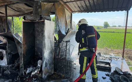 Serik’te Konteyner Yangını: İçindeki Eşyalarla Birlikte Küle Döndü.