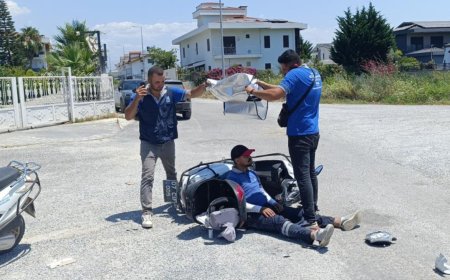 ASAT Motosikleti Otomobille Çarpıştı! Yaralı Çalışanı Güneşten Böyle Korudular