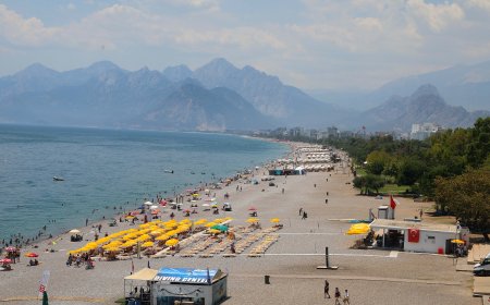 Antalya'da Hissedilen Sıcaklık 47 Dereceye Ulaştı, Sahillerde Yoğunluk Oluştu