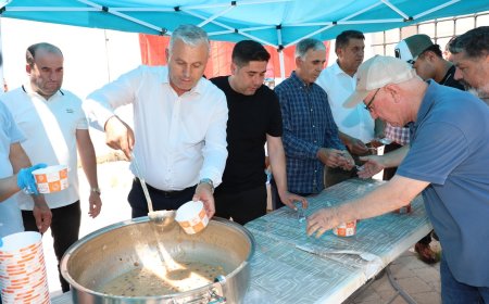 Aksu Belediyesi’nden Anlamlı İkram: Merkez Camii’nde Vatandaşlara Aşure Dağıtıldı