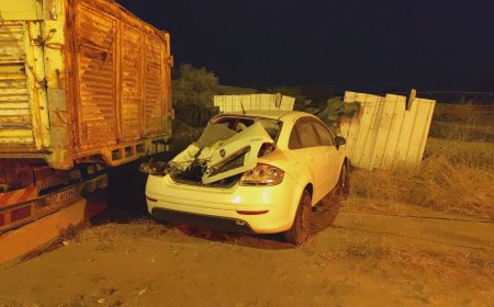 Manavgat’ta Korkutan Kaza: Kontrolden Çıkan Otomobil Park Halindeki Kamyona Arkadan Çarptı!