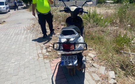 Gazipaşa’da Kamyonet ile Motosiklet Çarpıştı: Kadın Sürücü Savrularak Yaralandı!