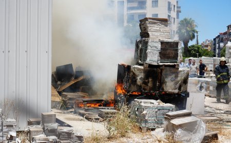 Muratpaşa’da Yapı Malzemeleri Deposu Alev Aldı: İtfaiyenin Zamanında Müdahalesi Faciyayı Önledi!