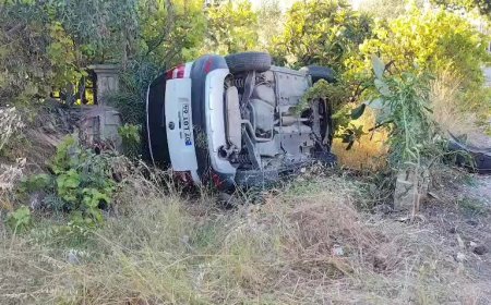 Manavgat’ta Direksiyon Hakimiyetini Kaybeden Otomobil Bahçeye Uçtu: Yan Dönen Araçtan Sağ Çıktılar!