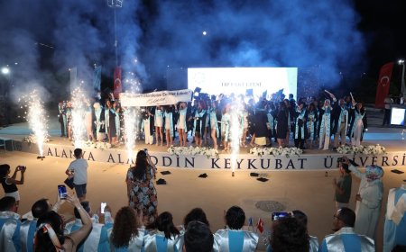 ALKÜ Tıp Fakültesi’nde Gurur Günü: 90 Genç Hekim Mezuniyet Yemini Ederek Mesleğe İlk Adımını Attı!