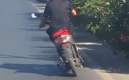 Alanya’da Trafikte Akılalmaz Görüntüler: Elektrikli Motosikletin Üzerine Çıkıp Kollarını Açarak İlerledi!