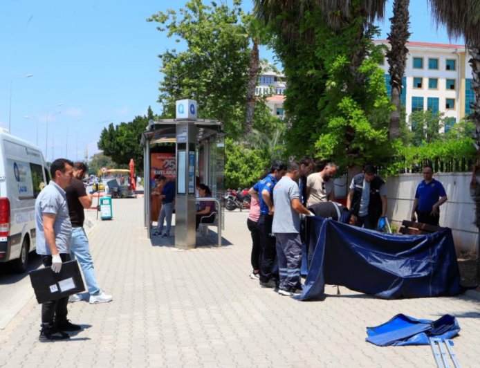 Acı Tesadüf: Adliyedeki İşlemlerini Bitirdi, Otobüs Durağındaki Bankta Ölü Bulundu!