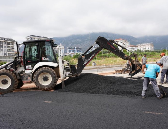 Alanya Belediyesi'nden Yol Seferberliği: Mahmutlar ve Türkler'de Sıcak Asfalt Hamlesi