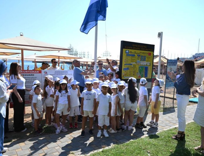 Kemer'in Gururu: Mavi Bayrak Halk Plajı'nda Dalgalanıyor