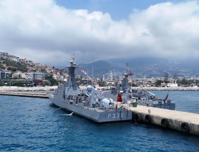 Alanya Limanı’nda Savaş Gemilerine Yoğun İlgi